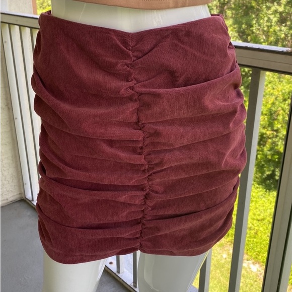 Zara NWT Burgundy Corduroy Rouched Skirt Size Medium - Picture 1 of 4